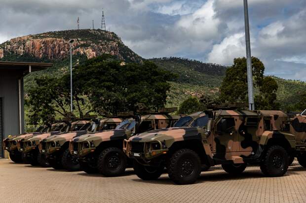 Армия Австралии получила первые серийные легкие бронированные машины Hawkei