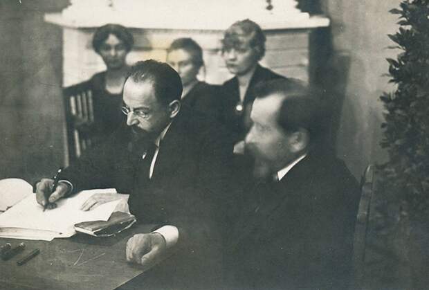 Глава советской делегации Адольф Иоффе подписывает Тартуский мирный договор