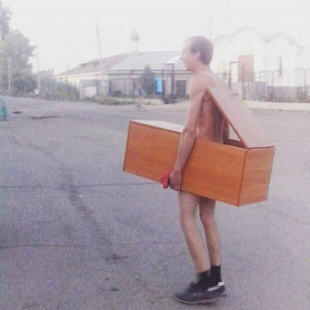Человек-антресоль весело, друзья, пари, подстава, прикол, проигрыш, спорт, юмор