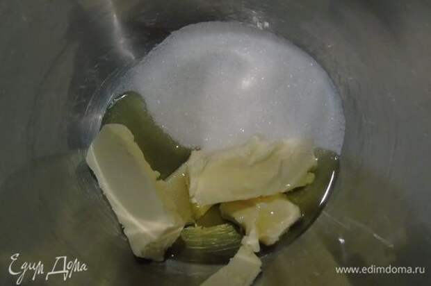 В чашу миксера всыпаем сахар, добавляем мягкое сливочное масло и оливковое масло и все взбиваем до бела.