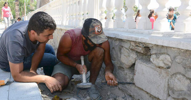 Извлечения камня из забора. Фото: Demirören News Agency