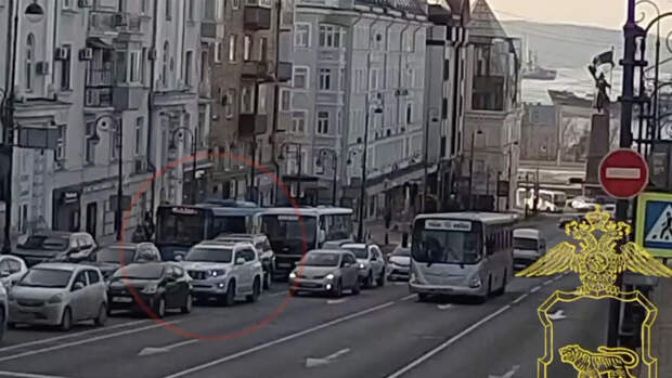 Появилось видео момента ДТП, в котором автобус врезался в здание суда во Владивостоке