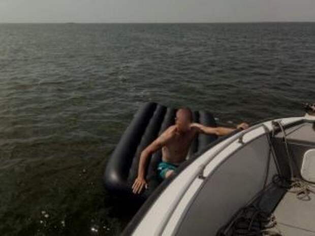 В Николаевской области пару отдыхающих унесло в открытое море на матрасе