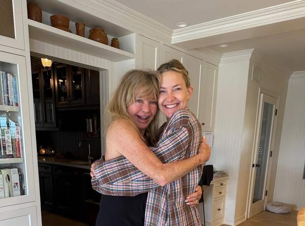 Актриса Кейт Хадсон показала фото со своей знаменитой матерью Голди Хоун