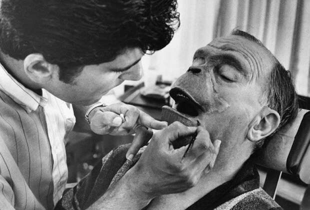 Актеру Морису Эвансу накладывают грим из поролона на съемках фильма "Планета обезьян", 1968 год.