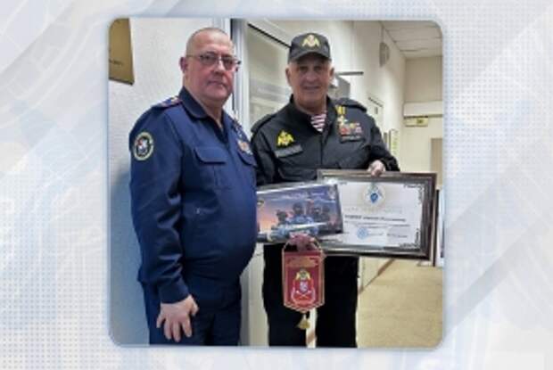 Руководитель управления общественно-политической работы СК России вручил ведомственную награду руководителю творческой бригады «Звездный десант»