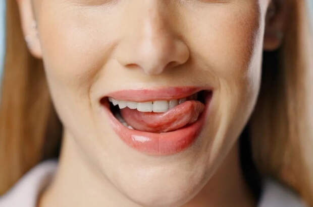 Врач Басанов: белые пятна на слизистой рта могут указывать на рак