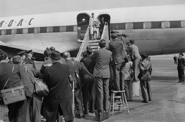 Марго Фонтейн сходит с трапа самолета из Панамы. | Фото: historyrevealed.com.