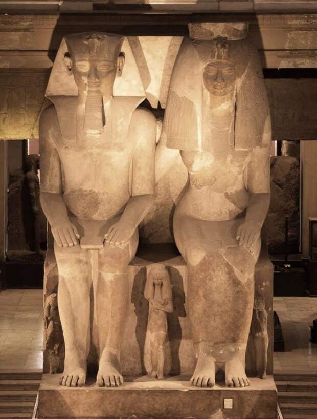 Известняковая статуя Аменхотепа III, его жены Тии и трёх их дочерей 18-й династии. \ Фото: twitter.com.