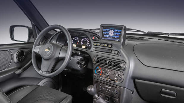 Chevrolet niva. На экране почему-то двое часов: с циферблатом и без. Управления на руле не предусмотрено. Компания «Джи Эм-АвтоВАЗ» сообщает, что система «идеально вписана в эргономику» передней панели и отвечает всем требованиям регуляторов.