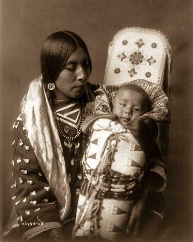 4. Коренная американка с ребенком, 1900-е годы 4. Коренная американка с ребенком, 1900-е годы