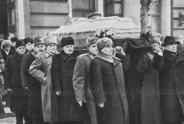 Руководители партии и правительства Лаврентий Берия (1-й справа), Георгий Маленков (1-й слева), Вячеслав Молотов (3-й слева), Николай Булганин (4-й слева) и Лазарь Каганович (5-й слева) несут гроб с телом Иосифа Сталина