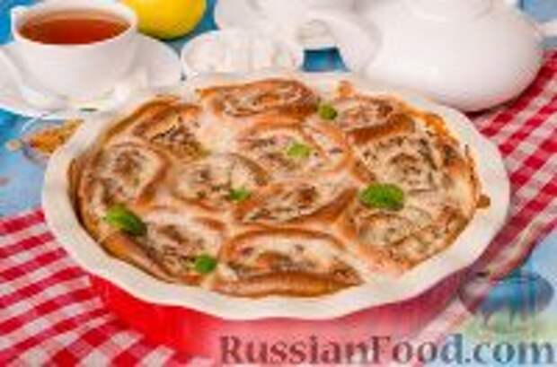 Фото к рецепту: Булочки с творогом, в сметанной заливке