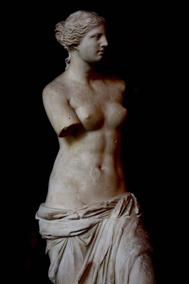 Венера Милосская. Найдена на греческом острове, который дал ей имя в 1820 году, датируется поздним эллинизмом. Лувр, Париж.