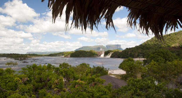 Клуб путешествий Павла Аксенова. Waterfall at Canaima, Venezuela. Фото coddie - Depositphotos