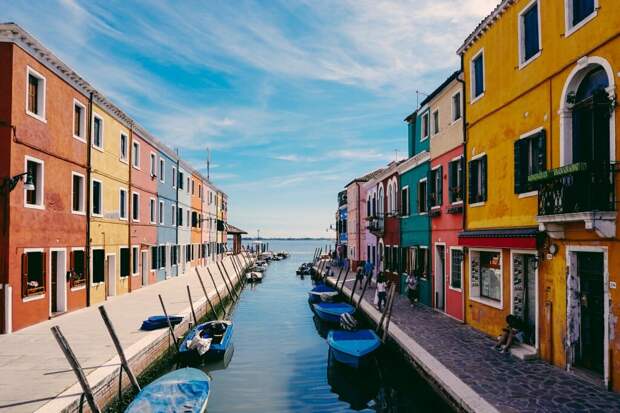 Чтобы увидеть красочный островной квартал Венеции Бурано своими глазами, подберите самые дешевые авиабилеты прямо сейчас!
