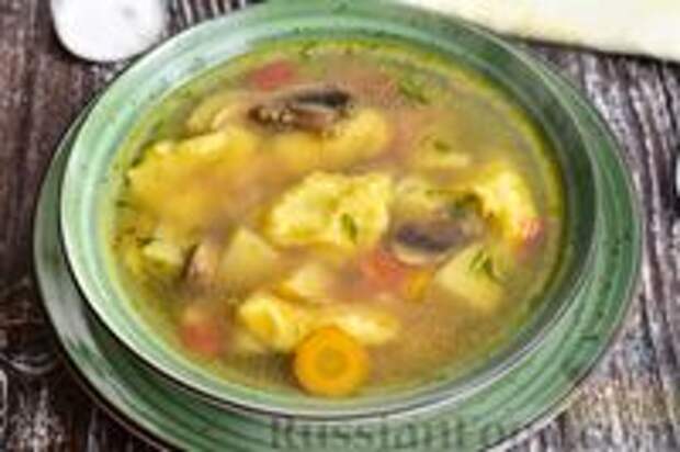 Фото к рецепту: Куриный суп с шампиньонами и клёцками