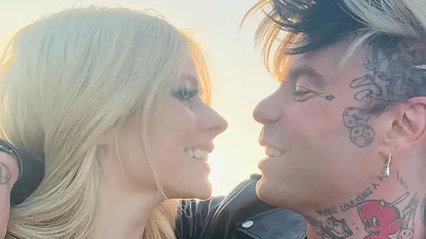 Аврил Лавин объявила о третьей помолвке и похвасталась кольцом