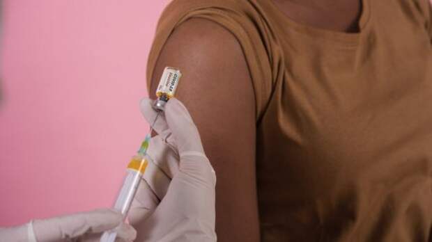 афро-американка получает дозу антиковидной вакцины