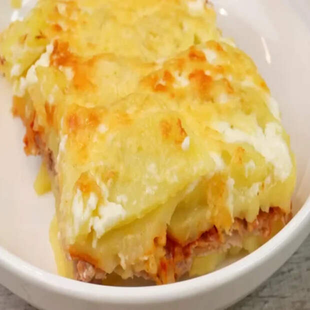 Все смешал и готово: секрет идеальной запеканки из картофеля и фарша под сырной коркой