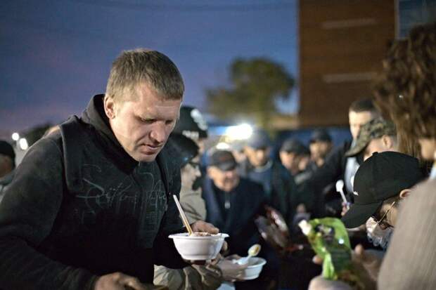 Добровольцы из храма на Ходынском бульваре заботятся о бездомных