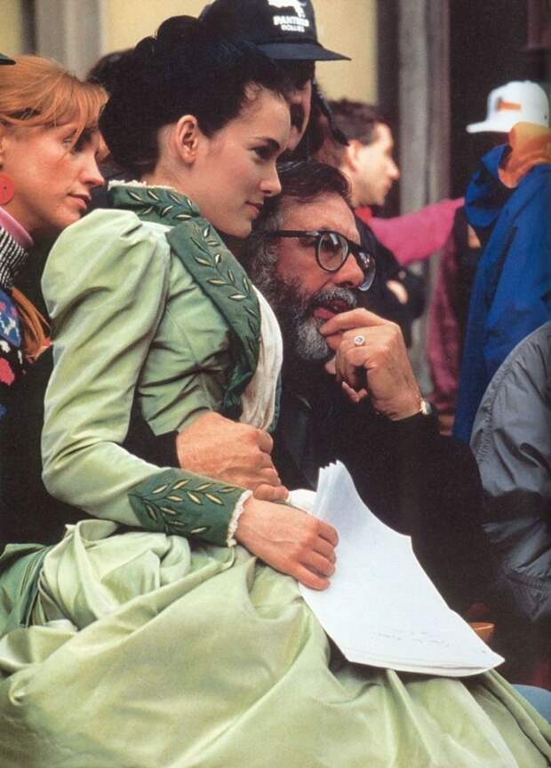 Режиссер Френсис Форд Коппола, а на коленках Вайнона Райдер, смотрят отснятый материал фильма "Дракула" (1992). голливуд, за кадром, кино, фото