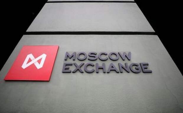 Логотип Мосбиржи в офисе биржи, 10 марта 2020 года. REUTERS/Shamil Zhumatov