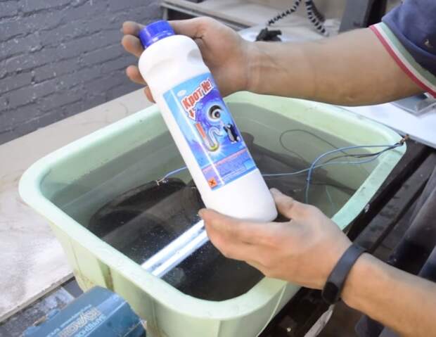 В воду добавляем средство для очистки канализации. | Фото: youtube.com.