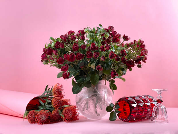 Ваза Hirondelles, Lalique, ЦУМ; ваза Louxor и фужер Louis Philippe — все Baccarat, ЦУМ: цветы — флористическая студия Amnesia