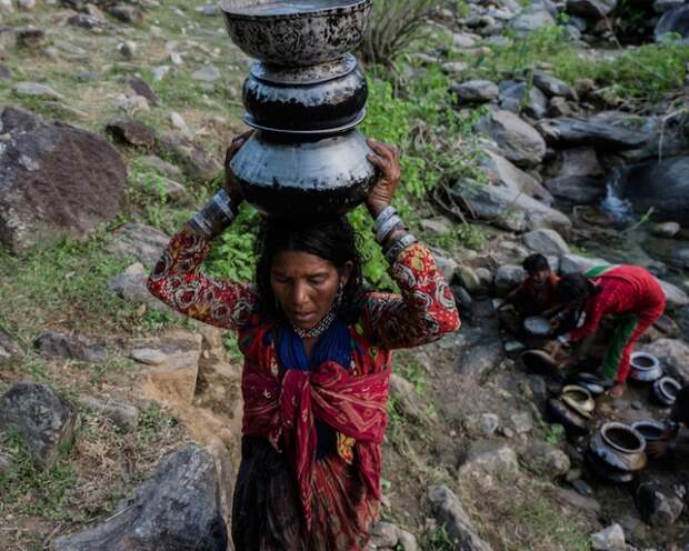 Женщины носят воду