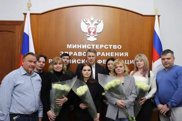 Глава Минздрава РФ встретился с врачами, фельдшерами, медсестрами и медбратьями, которые первыми прибыли на место теракта в «Крокус Сити Холле». Мурашко отметил, что все медицинские службы «отработали максимально профессионально».