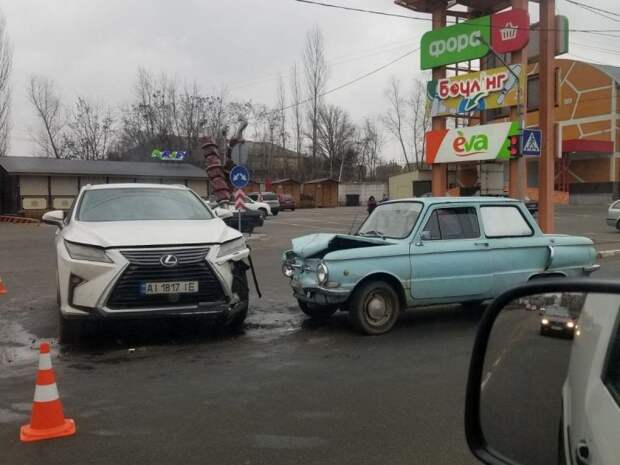 Как в анекдоте: "Запорожец" проехал на красный и столкнулся с Lexus