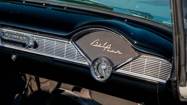 В салоне шильдики Bel Air убрать, видимо, не догадались. Да и эмблемы Chevrolet повсюду...