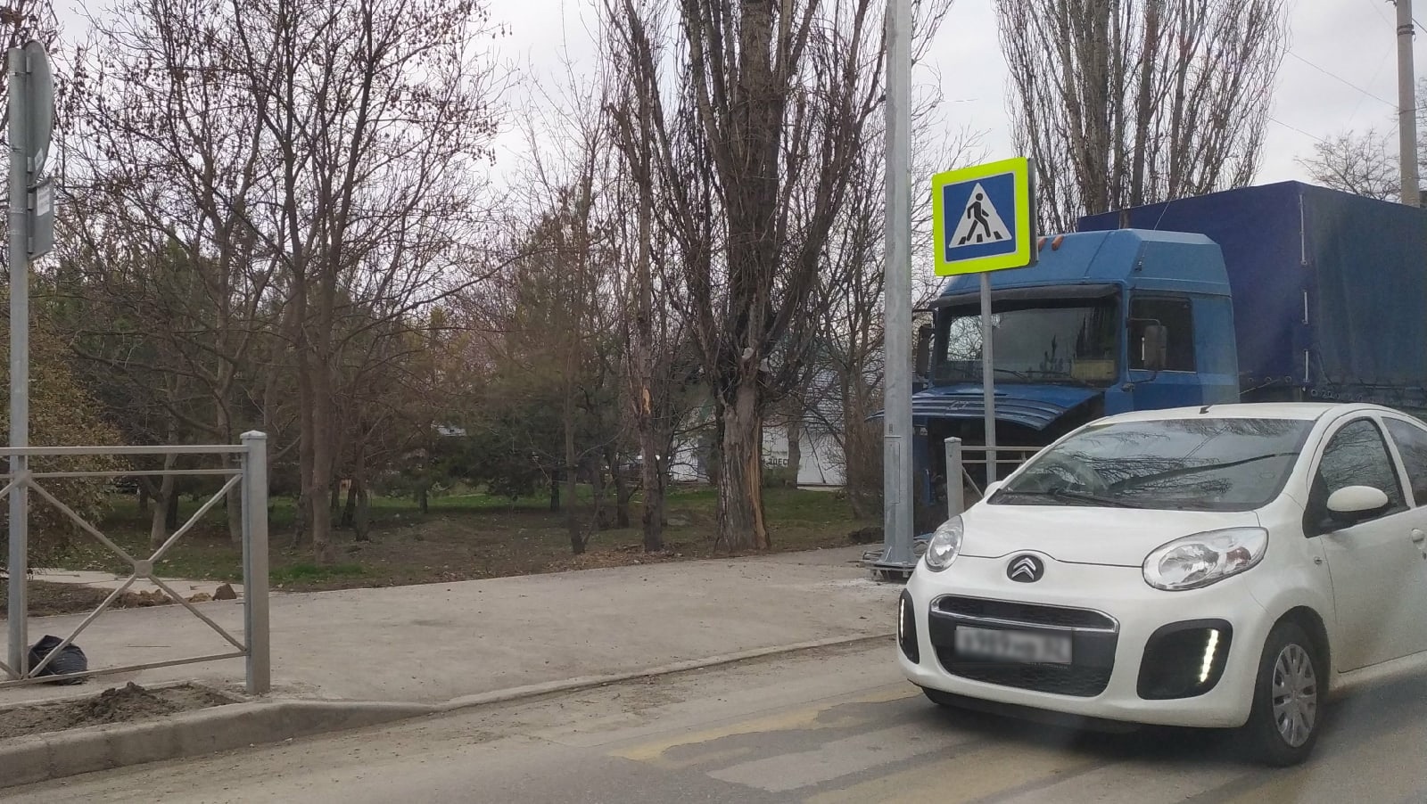 В Симферополе фура врезалась в ограждение