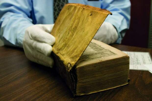 Самые известные книги в переплете из человеческой кожи