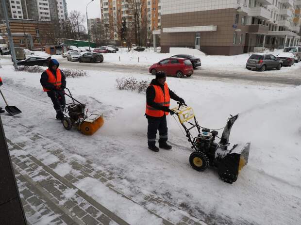 Уборка снега на улице Фонвизина / Фото: Ольга Чумаченко