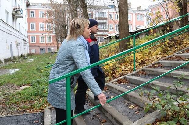 Тульские городские сети. Две женщины около дома.