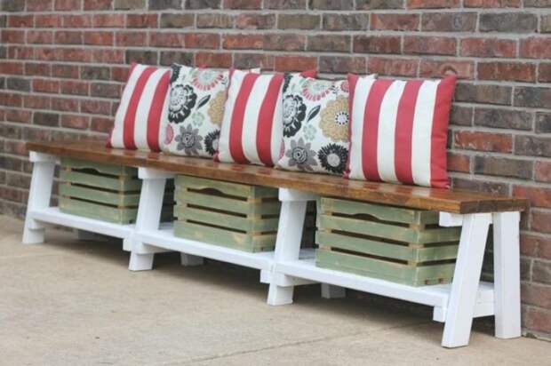 Классическая деревянная скамейка с ёмкостью для хранения подушек. 