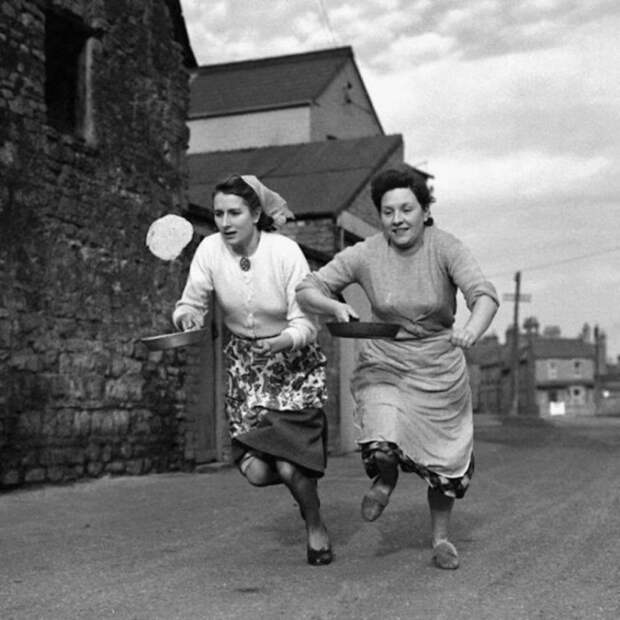 Последняя тренировка перед ежегодной гонкой с блинами. Великобритания, 1950-е годы.
