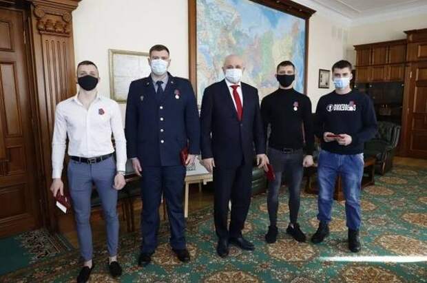 В Кемерово наградили героев, которые спасли 13 человек на пожаре