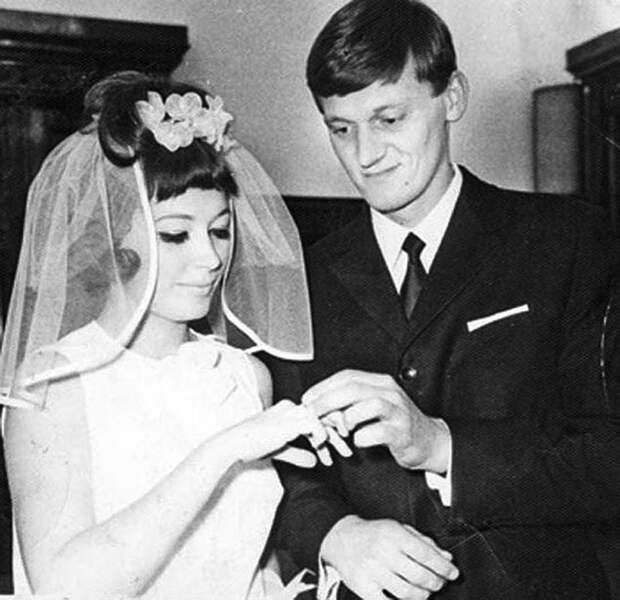 Фотография: В чем выходили замуж звезды советской эпохи: редкие свадебные кадры №11 - BigPicture.ru