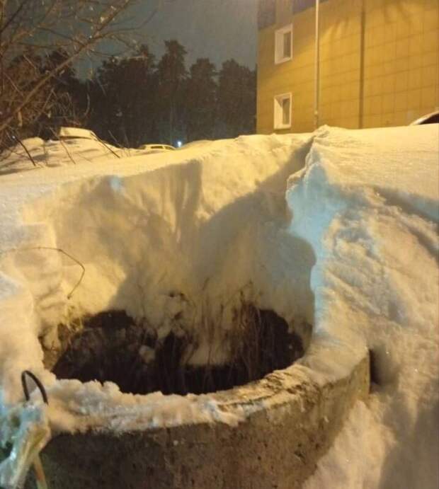 В Казани мать спасла ребенка, провалившегося в открытый люк