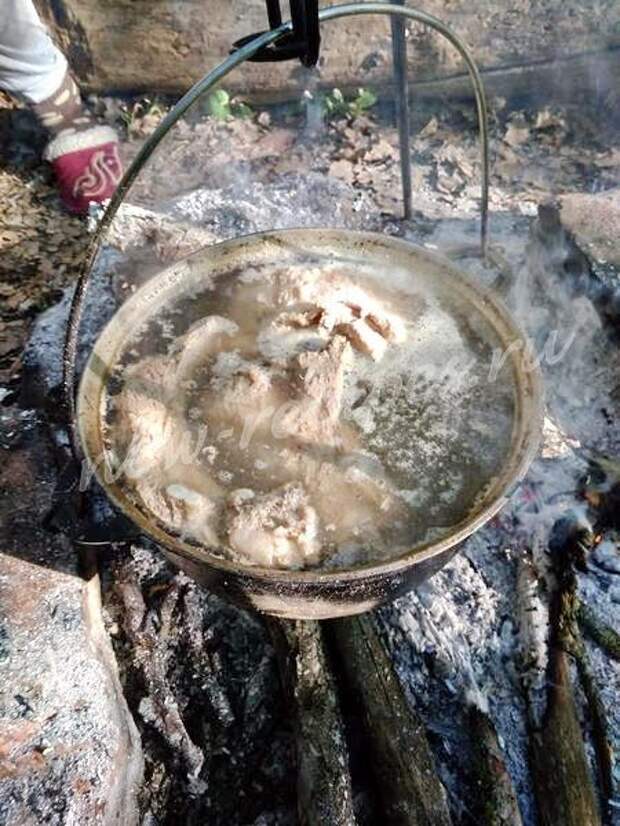 мясо заливаем водой в казане