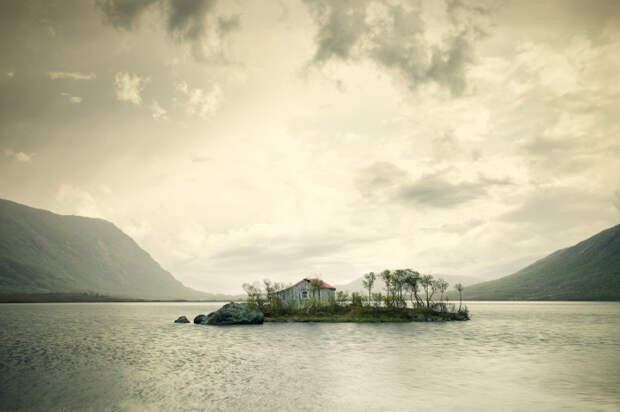 Одинокий дом на крошечном островке посреди озера.