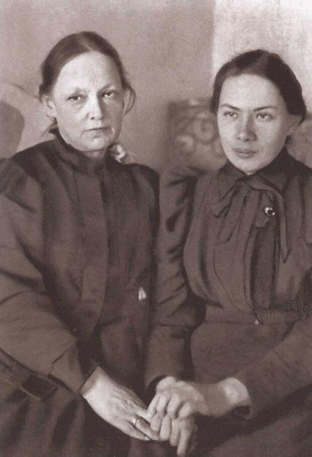 Н. Крупская со своей матерью