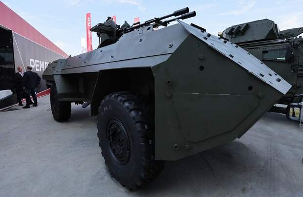 Универсальное транспортное средство "Зубило" на территории конгрессно-выставочного центра - Фото: Софья Сандурская/ТАСС