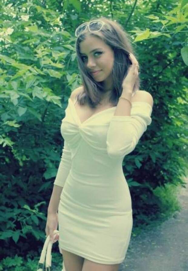 Красивые девушки в обтягивающих платьях