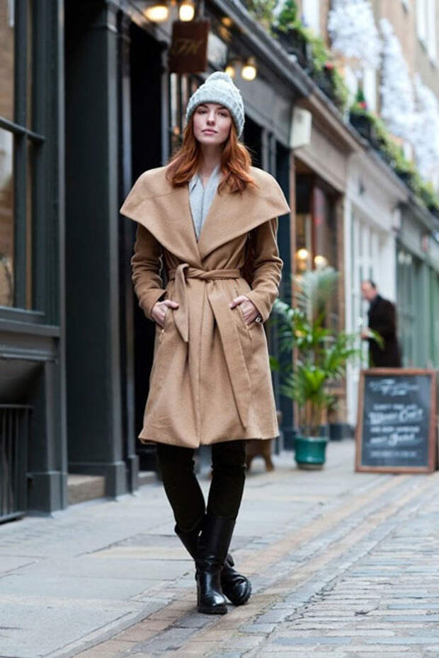 Девушка в пальто с широким воротником