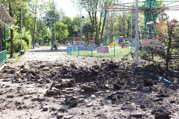 Город Стаханов в ЛНР попал под удар ВСУ, повреждения получил парк аттракционов