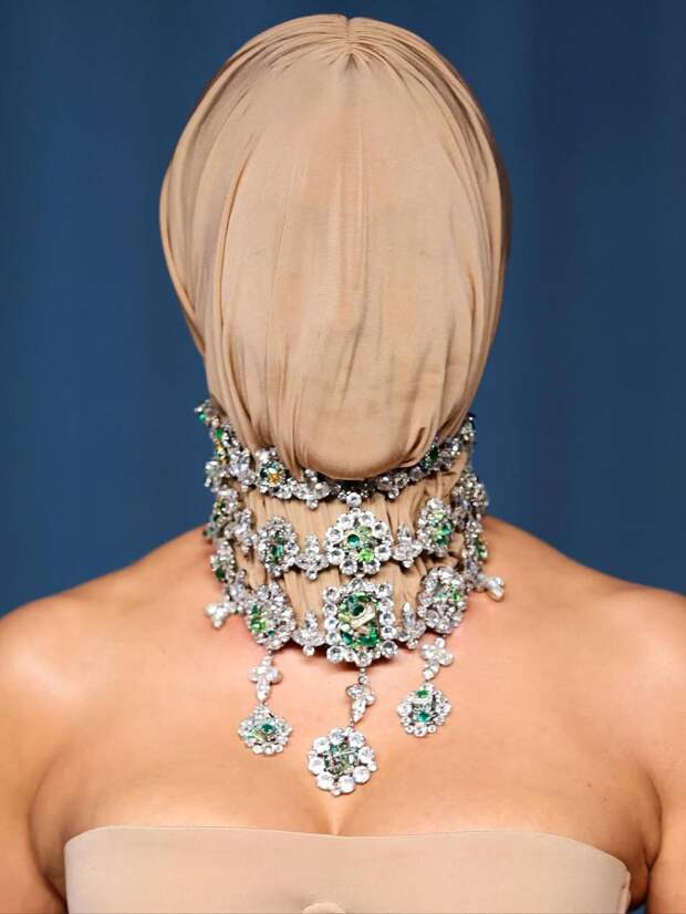 На вечере Academy Museum Gala Ким Кардашьян можно было бы заменить менекеном, но она пришла сама На вечере Academy Museum Gala Ким Кардашьян можно было бы заменить менекеном, но она пришла сама